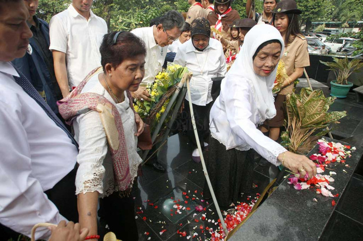 Pjs Rektor Universitas Trisakti Prof Dr Ali Ghufron Mukti (kiri) bersama keluarga korban dan mahasiswa melakukan tabur bunga di Monumen Tragedi 12 Mei 1998.
