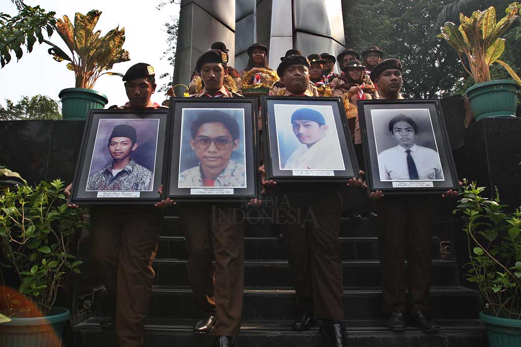 Mahasiswa membawa foto para korban penembakan saat Peringatan 19 Tahun Tragedi 12 Mei 1998.