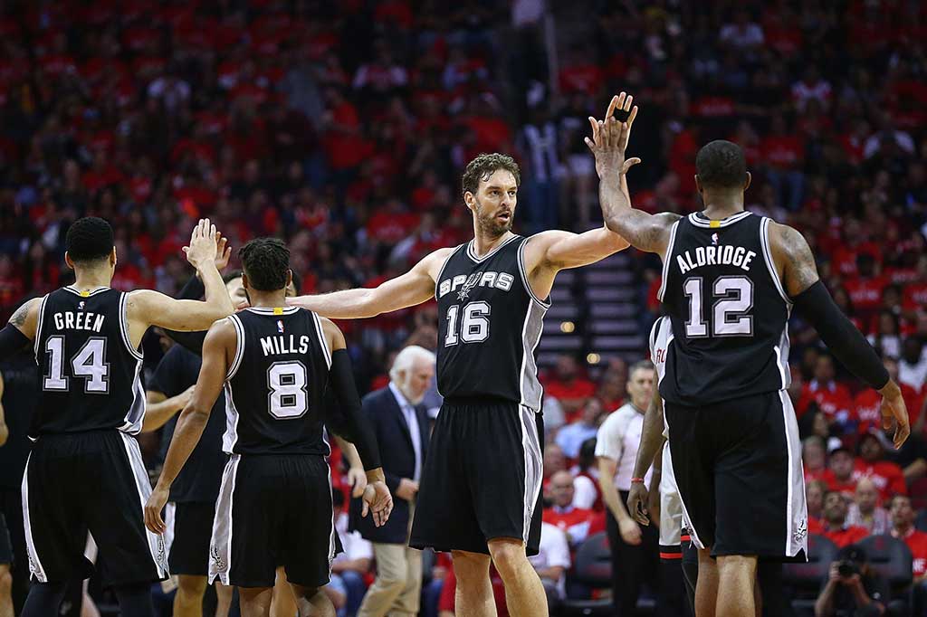 Para pebasket San Antonio Spurs meluapkan kegembiraan mereka usai memastikan diri lolos ke final Wilayah Barat setelah menang telak 114-75 atas Houston Rockets. Di final Spurs akan menghadapi Golden State Warriors.