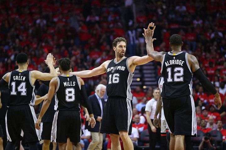 Para pebasket San Antonio Spurs meluapkan kegembiraan mereka usai memastikan diri lolos ke final Wilayah Barat setelah menang telak 114-75 atas Houston Rockets. Di final Spurs akan menghadapi Golden State Warriors.