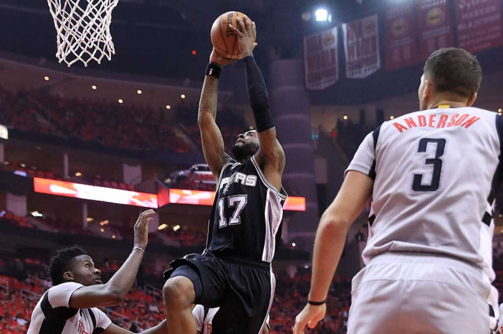Jonathon Simmons yang mengisi Kahwi Leonard menambah 18 angka, sementara Patty Mills mencetak 14 angka dan tujuh assist. 