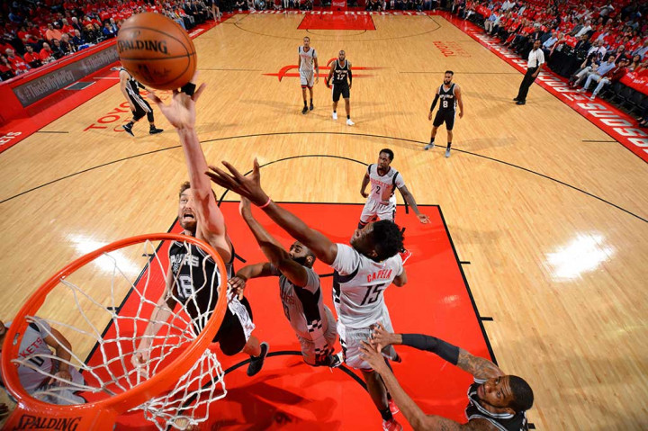 Pau Gasol menambah 10 angka dan 11 rebound untuk San Antonio.