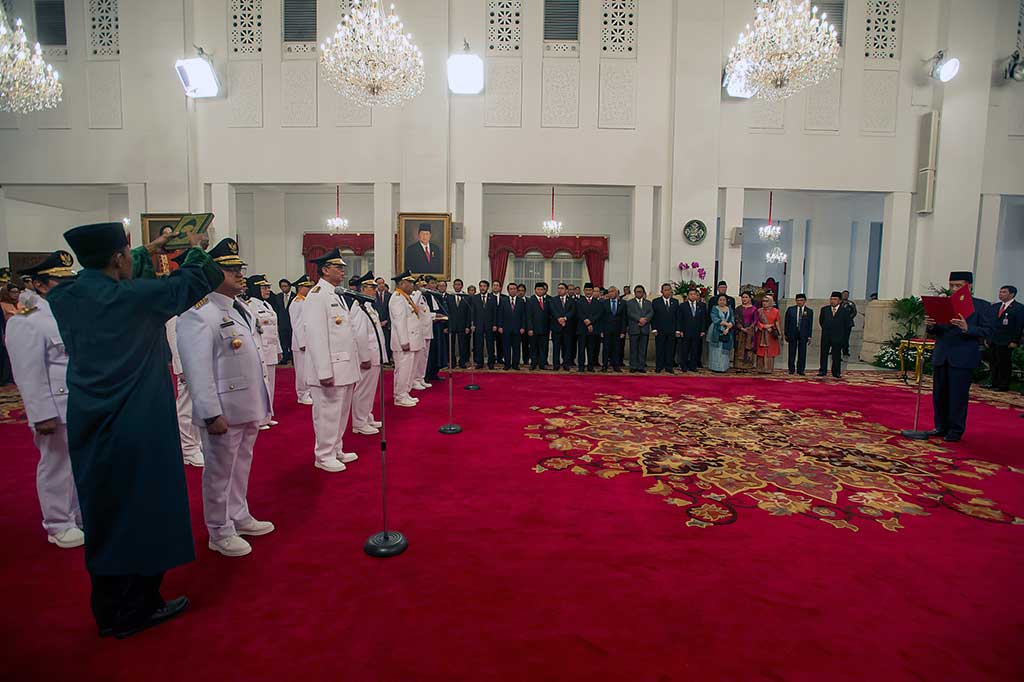 Presiden Joko Widodo (kanan) mengambil sumpah jabatan lima gubernur dan enam wakil gubernur di Istana Negara, Jakarta, Jumat (12/5/2017).