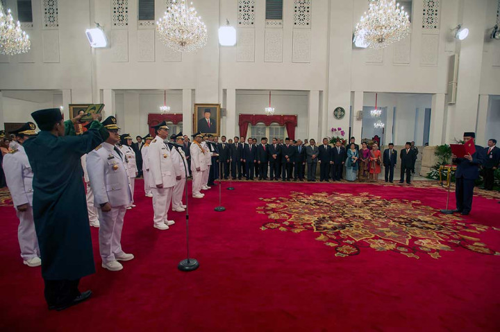 Presiden Joko Widodo (kanan) mengambil sumpah jabatan lima gubernur dan enam wakil gubernur di Istana Negara, Jakarta, Jumat (12/5/2017).