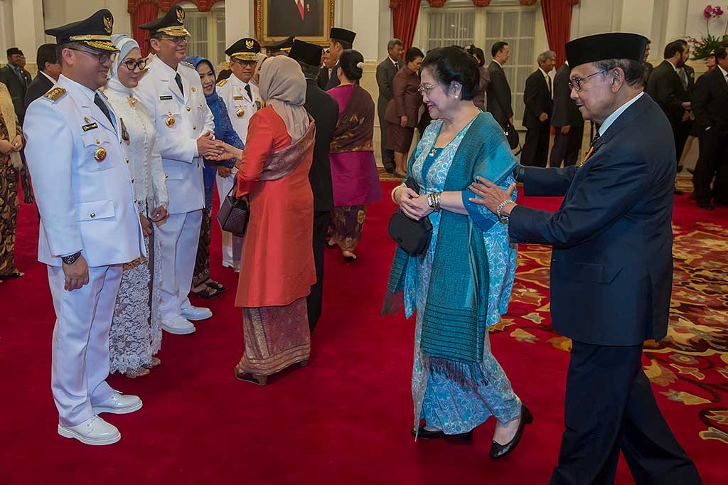 Presiden ke-3 RI BJ Habibie (kanan) dan Presiden ke-5 RI Megawati Soekarnoputri (kedua kanan) memberikan ucapan selamat kepada lima gubernur dan enam wakil gubernur.
