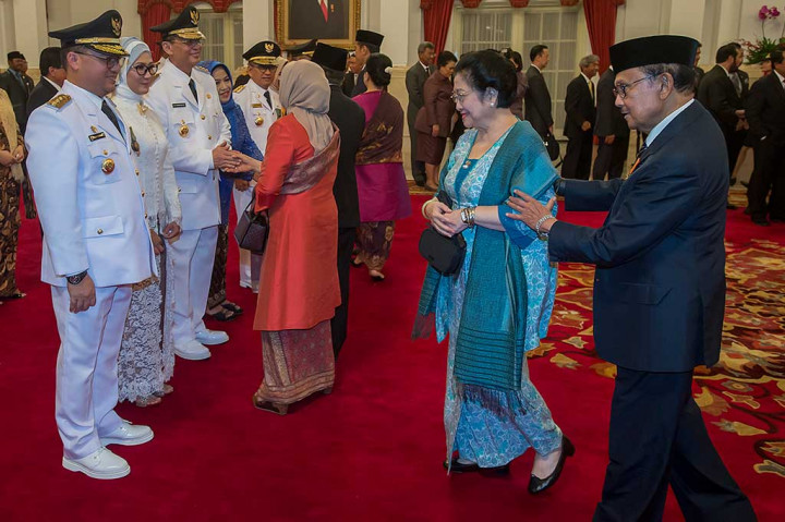 Presiden ke-3 RI BJ Habibie (kanan) dan Presiden ke-5 RI Megawati Soekarnoputri (kedua kanan) memberikan ucapan selamat kepada lima gubernur dan enam wakil gubernur.
