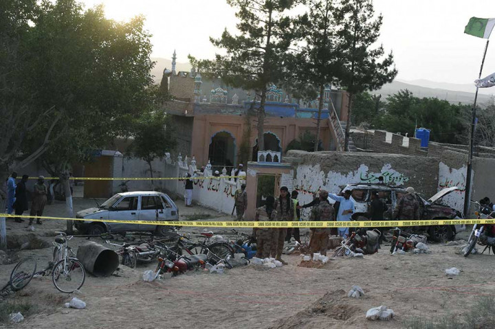 Ledakan bom yang menargetkan konvoi seorang senator teratas Pakistan tersebut menewaskan sedikitnya 17 orang dan melukai lebih dari 30 lainnya.