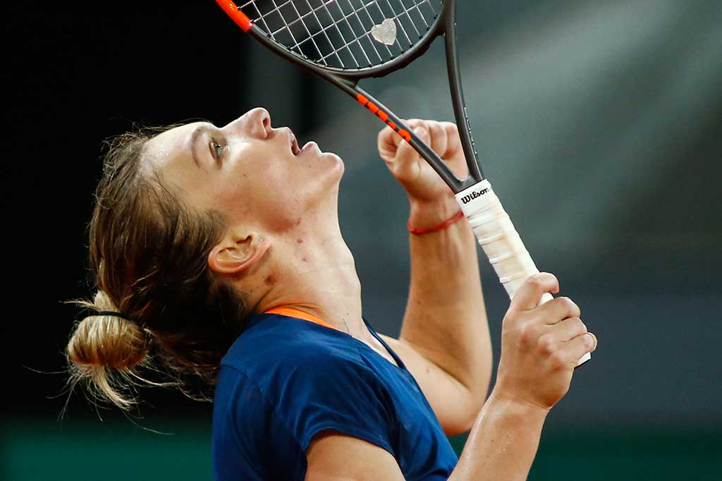 Tapi Halep bangkit kembali dengan cepat untuk memenangi enam game terakhir dan menutup set kedua dengan 6-3.
