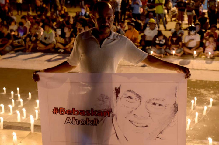 Seorang warga memegang spanduk bertuliskan 'Bebaskan Ahok' dalam aksi seribu lilin untuk Basuki Tjahaja Purnama (Ahok) di Taman Imbi pusat Kota Jayapura, Papua. ANTARA/Indarayadi TH