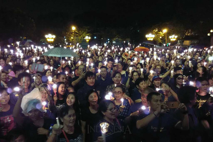 Warga Palembang menggelar aksi seribu lilin untuk keadilan di Monumen Perjuangan Rakyat (Monpera), Palembang, Sumsel. MI/Dwi Apriani