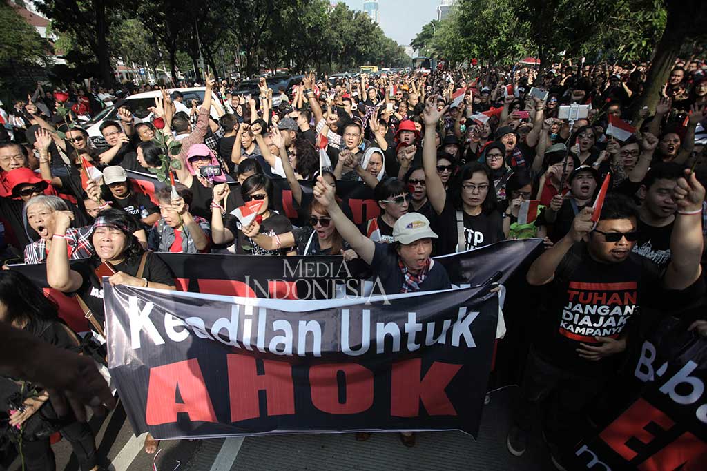 Massa pendukung Basuki Tjahaja Purnama menggelar aksi yang bertajuk 'Kebangkitan Silent Majority di seberang Balai Kota DKI Jakarta, Jakarta Pusat, Sabtu (13/5/2017).