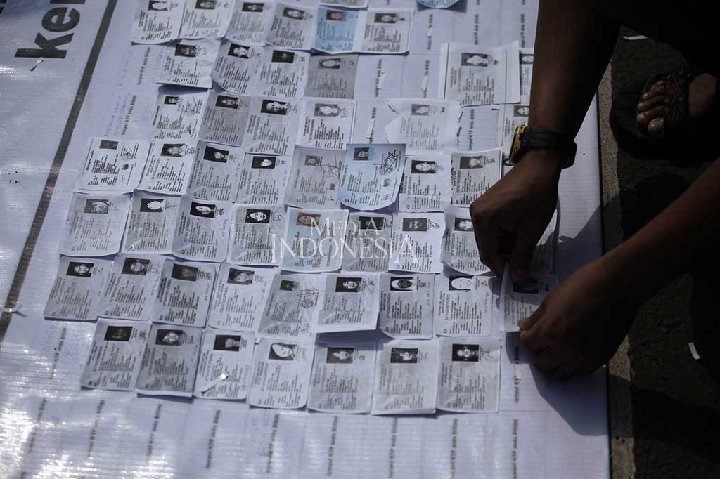 Massa melakukan aksi pengumpulan sejuta Kartu Tanda Penduduk (KTP) sebagai bentuk jaminan untuk penangguhan penahanan terhadap Ahok.