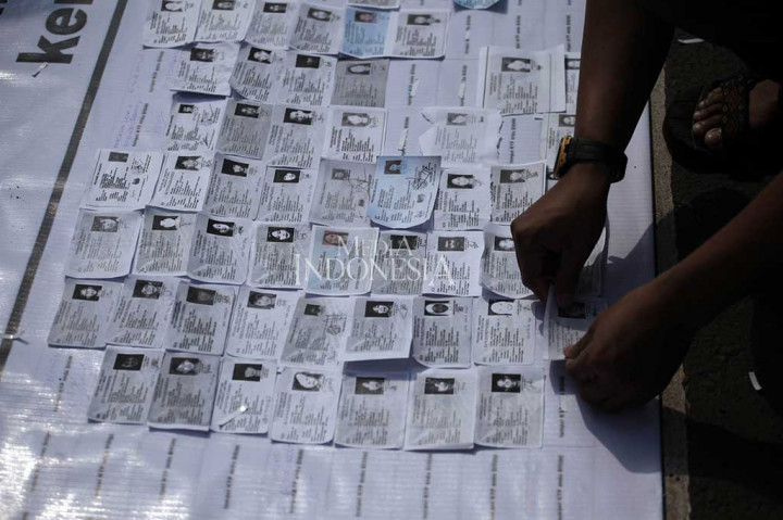 Massa melakukan aksi pengumpulan sejuta Kartu Tanda Penduduk (KTP) sebagai bentuk jaminan untuk penangguhan penahanan terhadap Ahok.