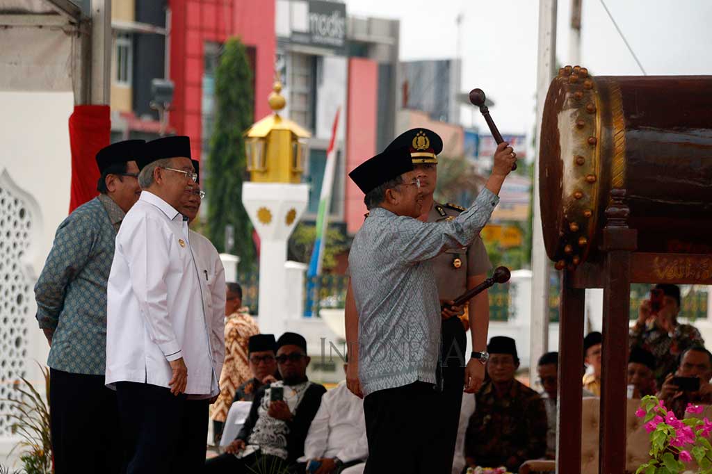 Wakil Presiden Jusuf Kalla, didampingi Menteri Agraria dan Tata Ruang Indonesia Sofyan Djalil, dan Gubernur Aceh Zaini Abdullah memukul tambo atau bedug sebagai tanda peresmian landscape Masjid Raya Baiturahman, Banda Aceh, Sabtu (13/5/2017). MI/Ferdian Ananda Majni