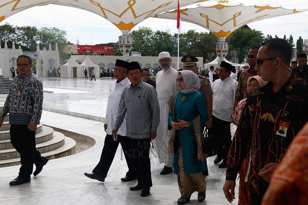 Wapres Jusuf Kalla (ketiga kiri) didampingi Gubernur Aceh Zaini Abdullah (kedua kiri) melakukan penijauan seusai peresmian perluasan Masjid Raya Baiturrahman. MI/Ferdian Ananda Majni