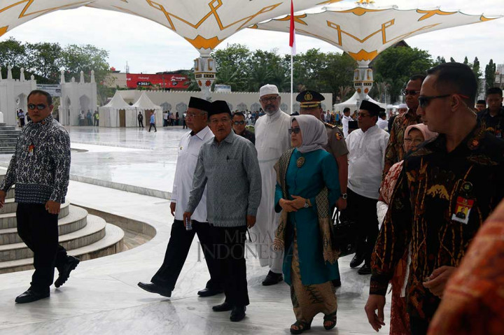 Wapres Jusuf Kalla (ketiga kiri) didampingi Gubernur Aceh Zaini Abdullah (kedua kiri) melakukan penijauan seusai peresmian perluasan Masjid Raya Baiturrahman. MI/Ferdian Ananda Majni