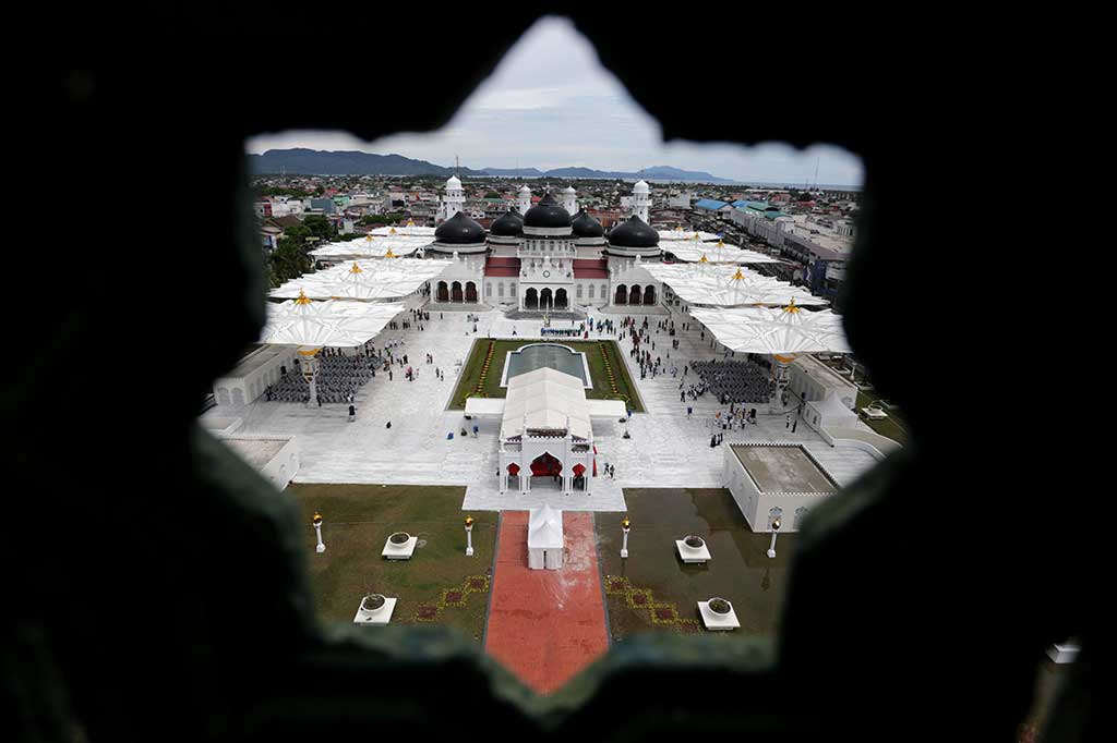 Masjid Raya Baiturrahman yang dibangun oleh Sultan Iskandar Muda pada tahun 1022 H/1612 M itu kini dilengkapi 12 unit payung elektrik seperti Masjid Nabawi, Arab Saudi dan mampu menampung 24 ribu jemaah. ANTARA/Irwansyah Putra