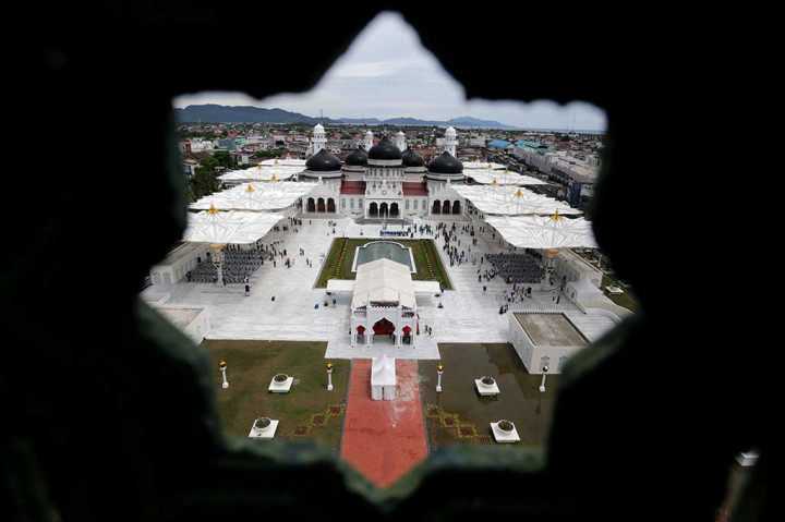 Masjid Raya Baiturrahman yang dibangun oleh Sultan Iskandar Muda pada tahun 1022 H/1612 M itu kini dilengkapi 12 unit payung elektrik seperti Masjid Nabawi, Arab Saudi dan mampu menampung 24 ribu jemaah. ANTARA/Irwansyah Putra