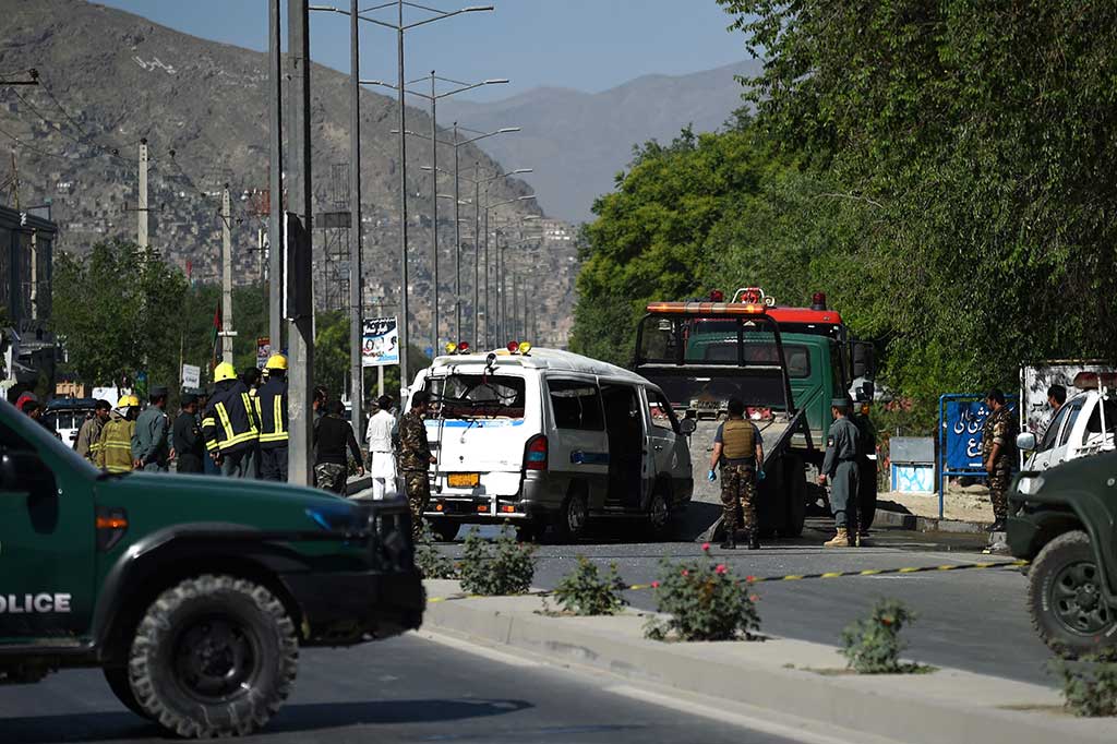 Petugas mengevakuasi sebuah mobil yang rusak akibat ledakan bom di Kabul, Afghanistan, Sabtu (13/5/2017).