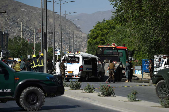 Petugas mengevakuasi sebuah mobil yang rusak akibat ledakan bom di Kabul, Afghanistan, Sabtu (13/5/2017).
