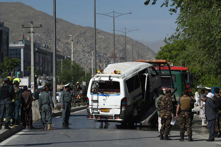 Tiga orang tewas akibat ledakan bom yang diletakkan di mobil mereka. Pengemudi terluka akibat peristiwa tersebut.