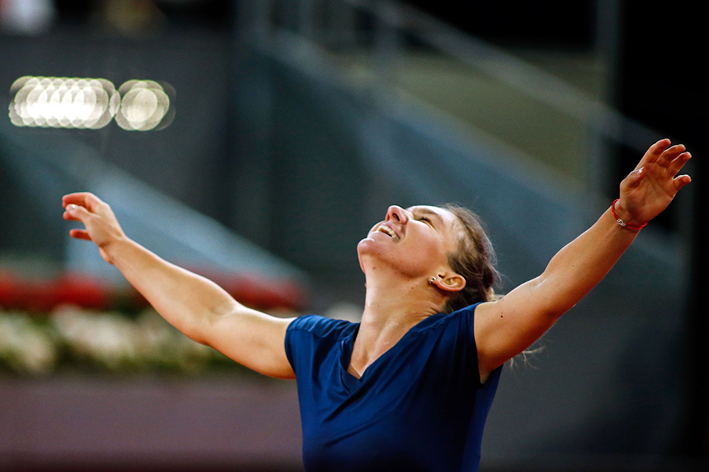 Halep yang jadi unggulan ketiga di turnamen ini akhirnya keluar sebagai pemenang setelah mengalahkan Mladenovic 7-5, 6-7(5), 6-2.
