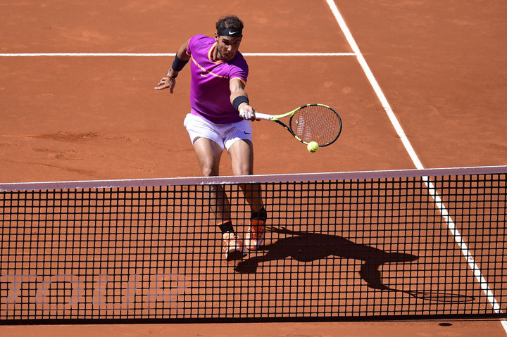 Rafael Nadal memastikan tiket final Madrid Terbuka 2017 setelah mengalahkan Novak Djokovic, Minggu (13/5/2017) waktu setempat. 