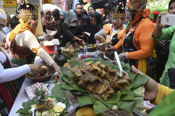 Festival Rujak Uleg menjadi salah satu ikon paling unik dalam peringatan Hari Jadi Kota Surabaya.