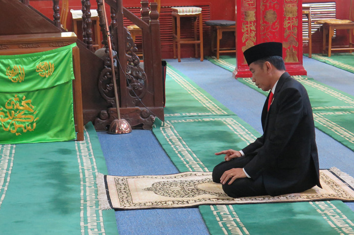 Jokowi juga menyempatkan untuk shalat sunnah tahiyatul masjid di Masjid tertua dan terbesar di Beijing tersebut.