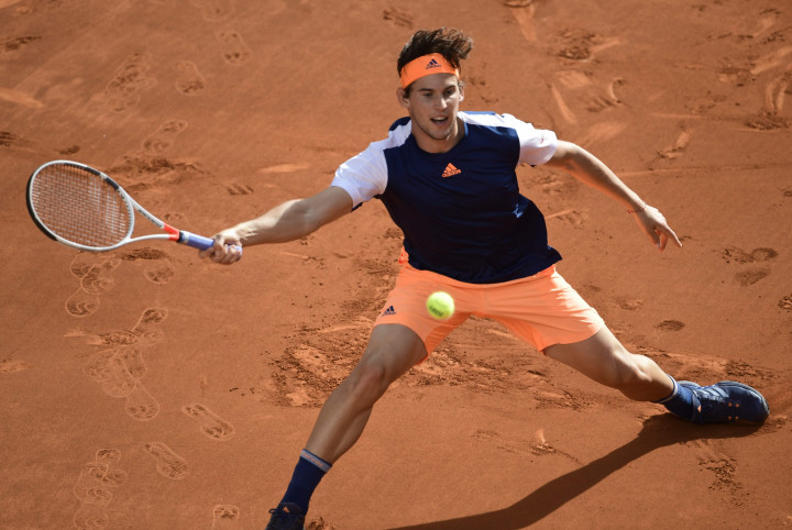 Thiem sempat memaksa tie break tapi akhirnya harus mengakui keunggulan Nadal pada set pertama akibat dua unforced errors beruntun.