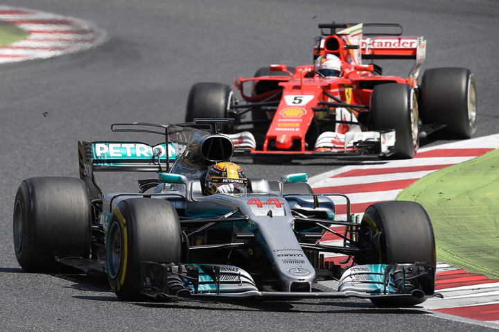 Kemenangan ke-55 Hamilton di F1 ini harus diraihnya lewat persaingan ketat dengan Sebastian Vettel yang berhasil mencuri keunggulan sejak start. 