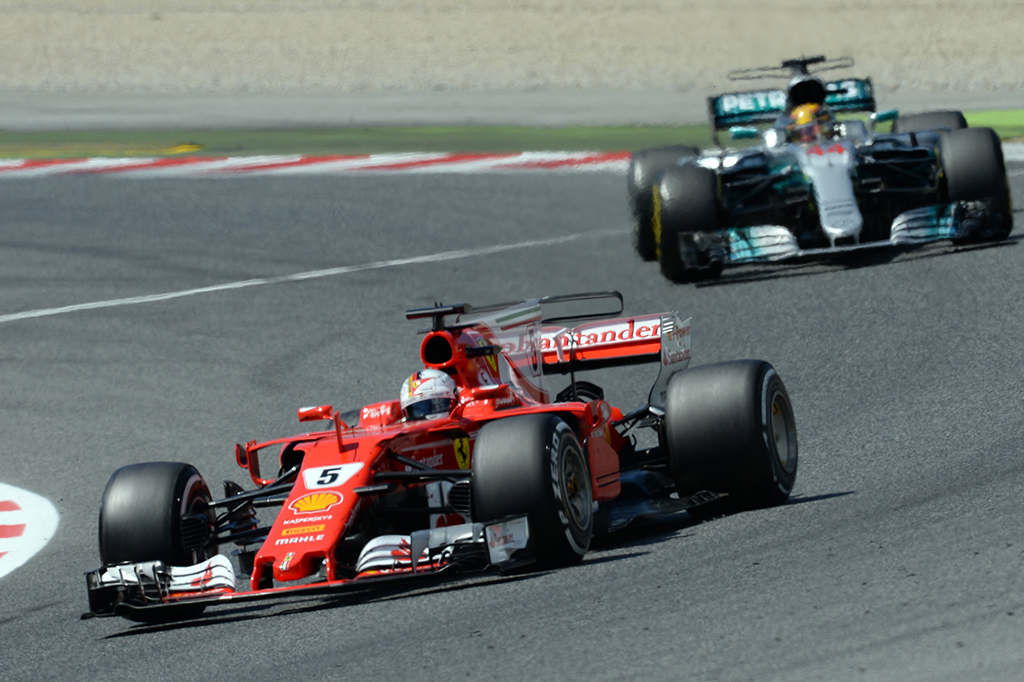 Vettel pun kemudian memimpin, namun Hamilton pada akhirnya berhasil finis dengan keunggulan 3,4 detik atas Vettel. 
