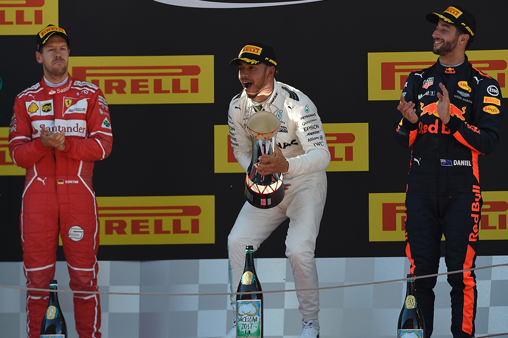 Kemenangan ini membuat pembalap 32 tahun terus menempel ketat Vettel di klasemen sementara.