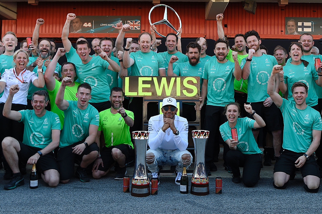 Hingga saat ini, Hamilton telah mengumpulkan 98 poin dan hanya berselisih enam poin dari pembalap asal Jerman itu.