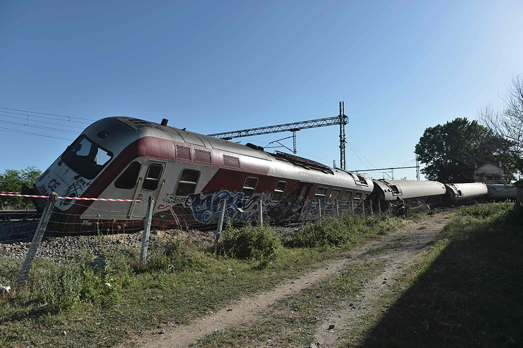 Kereta yang membawa 70 penumpang dan lima awak ini berangkat dari Athena menuju Thessaloniki dan tergelincir di kota Adendro, sekitar 25 kilometer sebelah barat Kota Thessaloniki