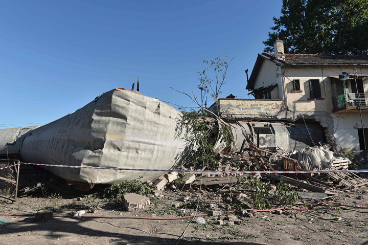 Terlihat dua gerbong menabrak lantai dasar sebuah rumah dan menghancurkan dinding.