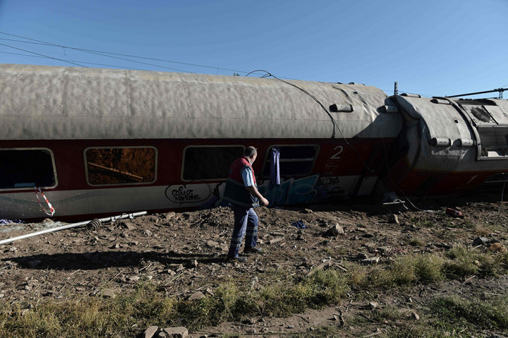 Sedikitnya 12 truk pemadam kebakaran dikerahkan untuk operasi penyelamatan.