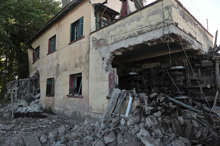Belum diketahui penyebab kereta api keluar dari rel. Petugas kepolisian masih melakukan penyelidikan.
