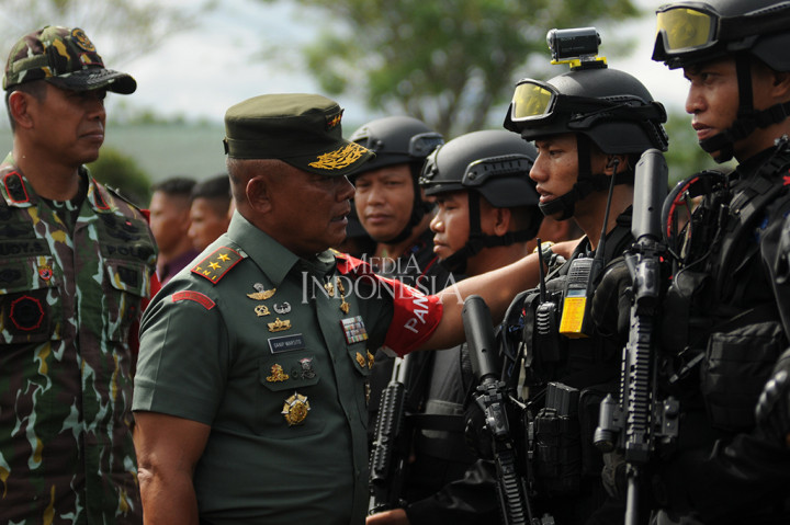 Pangdam XIII/Merdeka Mayjen TNI Ganip Warsito didampingi Kapolda Sulteng Brigjen Pol Rudy Sufahriadi mengecek kesiapan personel gabungan usai memimpin apel pengamanan di Lapangan Batalyon 711 Raksatama Palu, Senin (15/5/2017).