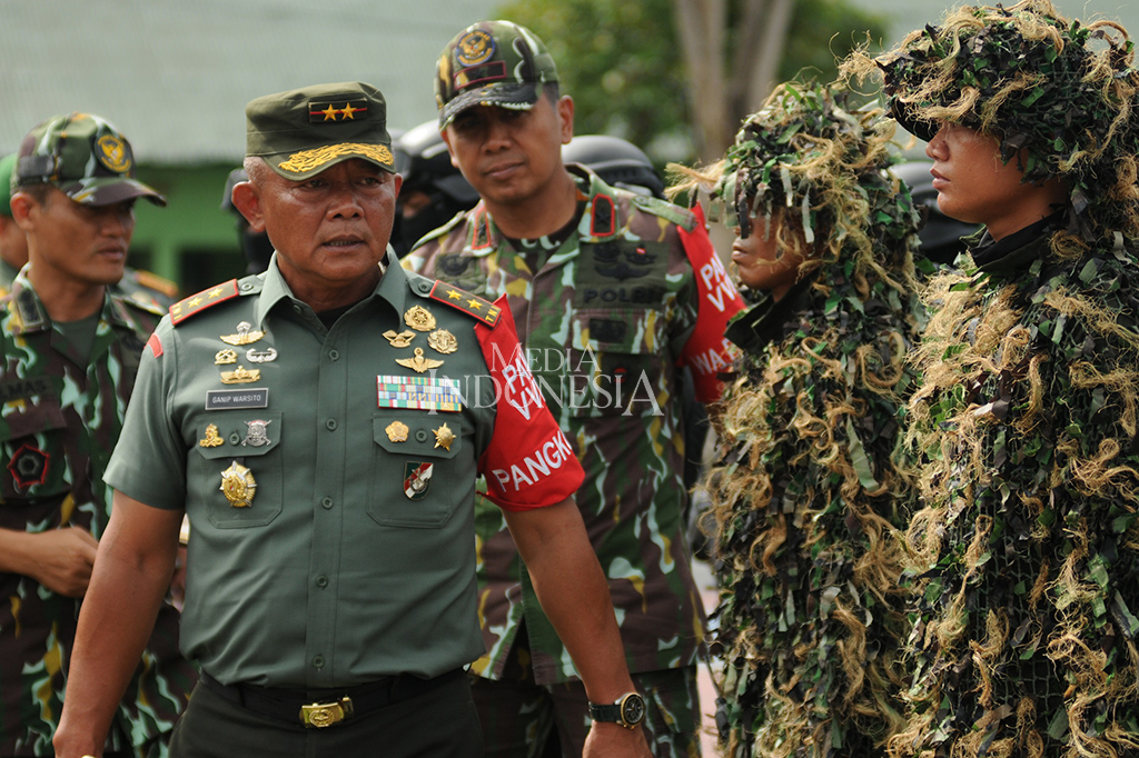 Ribuan pasukan itu terdiri dari personel TNI Angkatan Darat, TNI Angkatan Udara dan TNI Angkatan Laut serta personel Polri dari semua satuan, termasuk Tim Penjinak Bom.