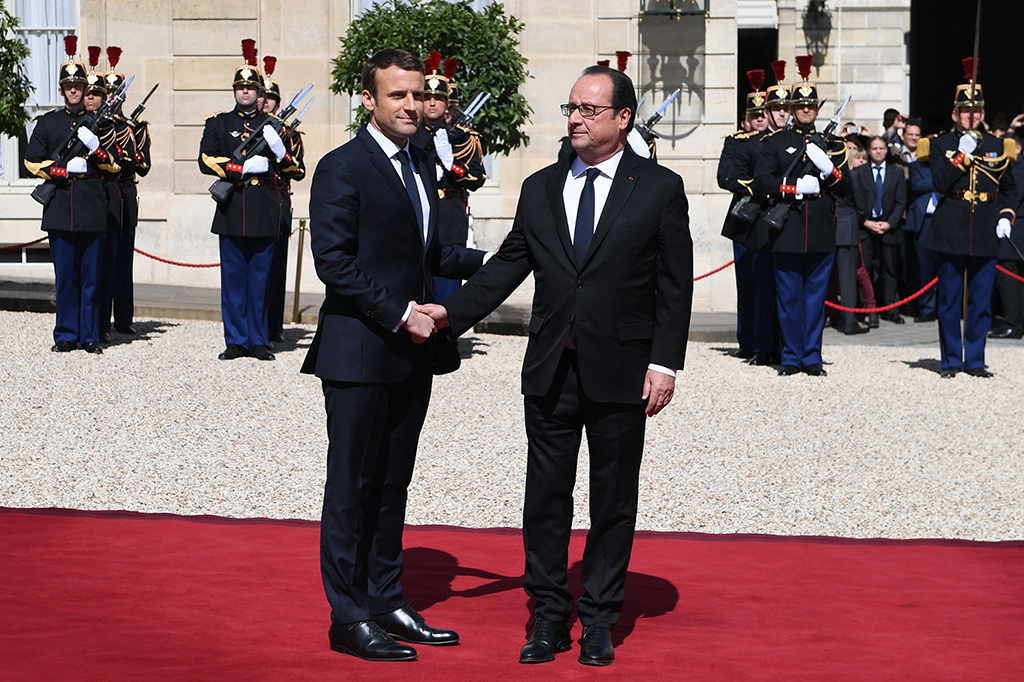 Macron datang menyusuri karpet merah yang telah digelar di istana dan disambut oleh Presiden Prancis sebelumnya, Francois Hollande. AFP/ERIC FEFERBERG