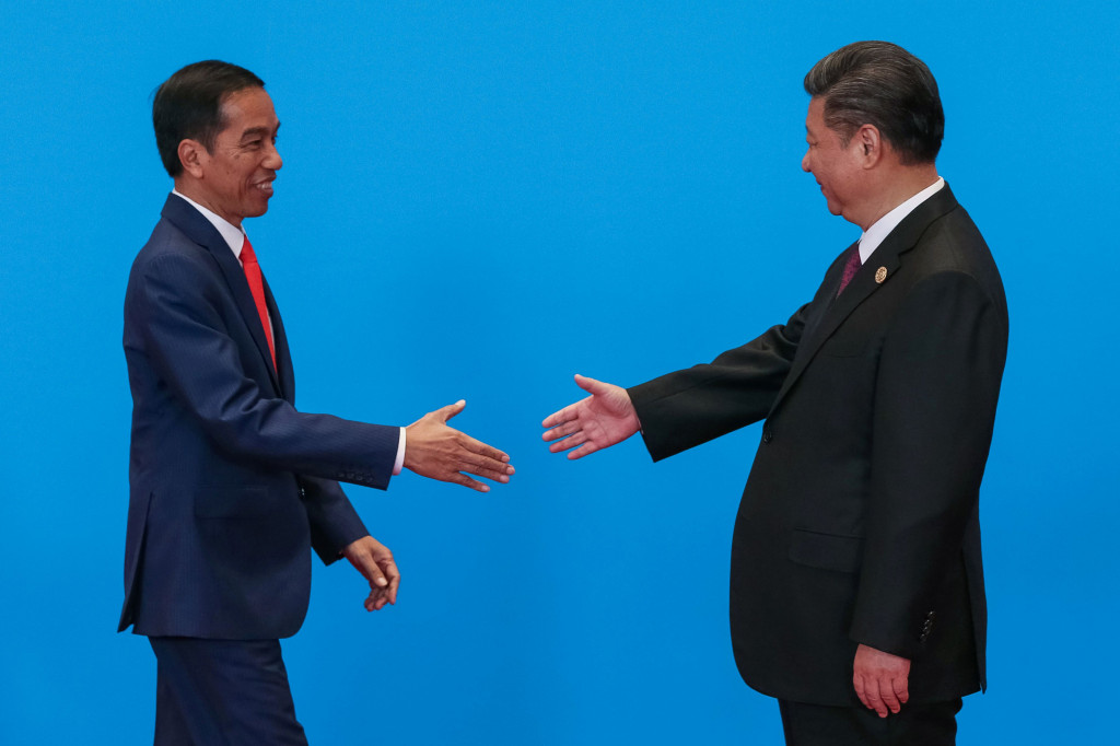 Presiden Jokowi ketika diterima Presiden Xi Jinping. Tiongkok mengajak negara-negara peserta forum terus mengurangi hambatan non-tarif dalam perdagangan bebas. AFP Photo/Roman Pilipey