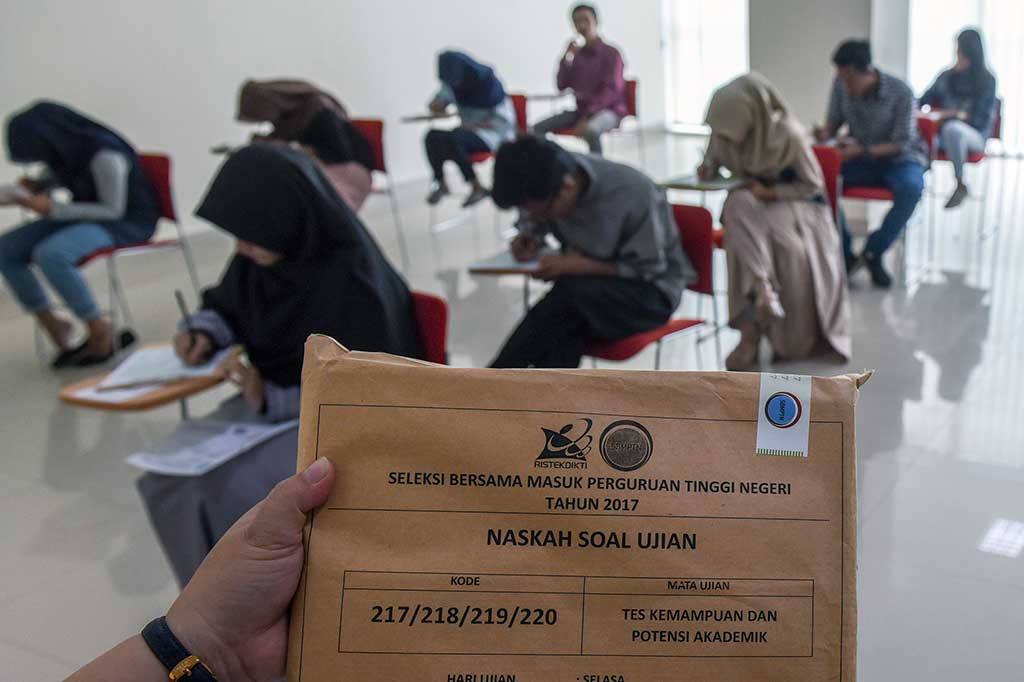 Sejumlah peserta mengerjakan soal ujian Seleksi Bersama Masuk Perguruan Tinggi Negeri (SBMPTN) 2017 di Universitas Negeri Jakarta, Selasa (16/5/2017).