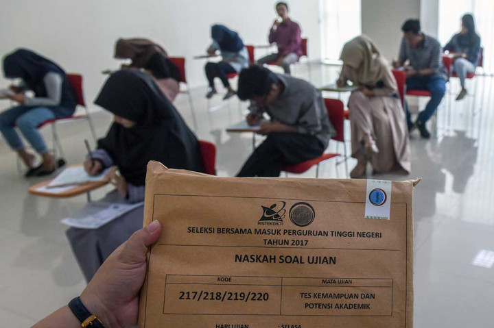 Sejumlah peserta mengerjakan soal ujian Seleksi Bersama Masuk Perguruan Tinggi Negeri (SBMPTN) 2017 di Universitas Negeri Jakarta, Selasa (16/5/2017).