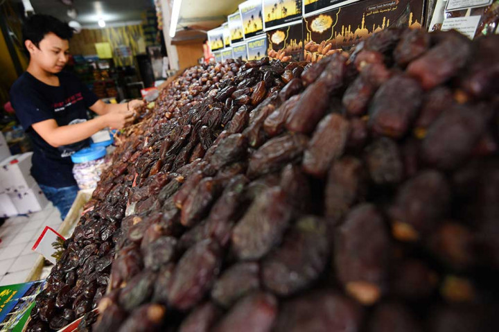 Pedagang merapikan buah kurma yang dijual di kawasan Pasar Tanah Abang, Jakarta, Selasa (16/5/2017). 