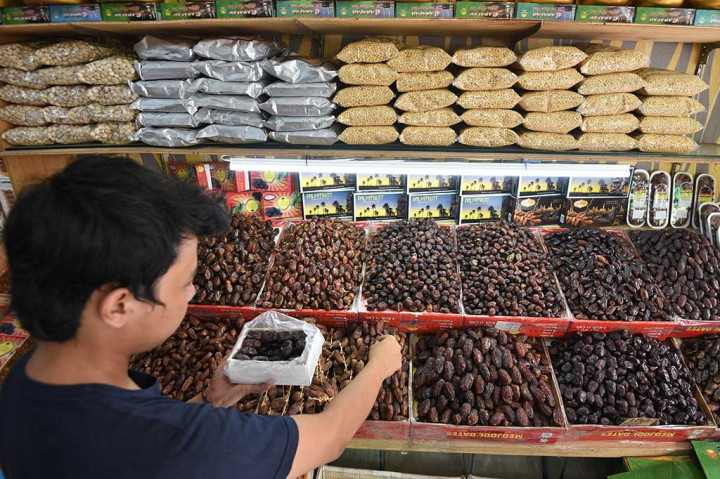 Menjelang Ramadan, BPS mencatat impor kurma pada April 2017 meroket hingga 8,6 juta kg dengan nilai impor sebesar USD17,3 juta atau naik 49,3% dibandingkan bulan sebelumnya yang hanya 6,6 juta kg dengan nilai USD11,5 juta. 