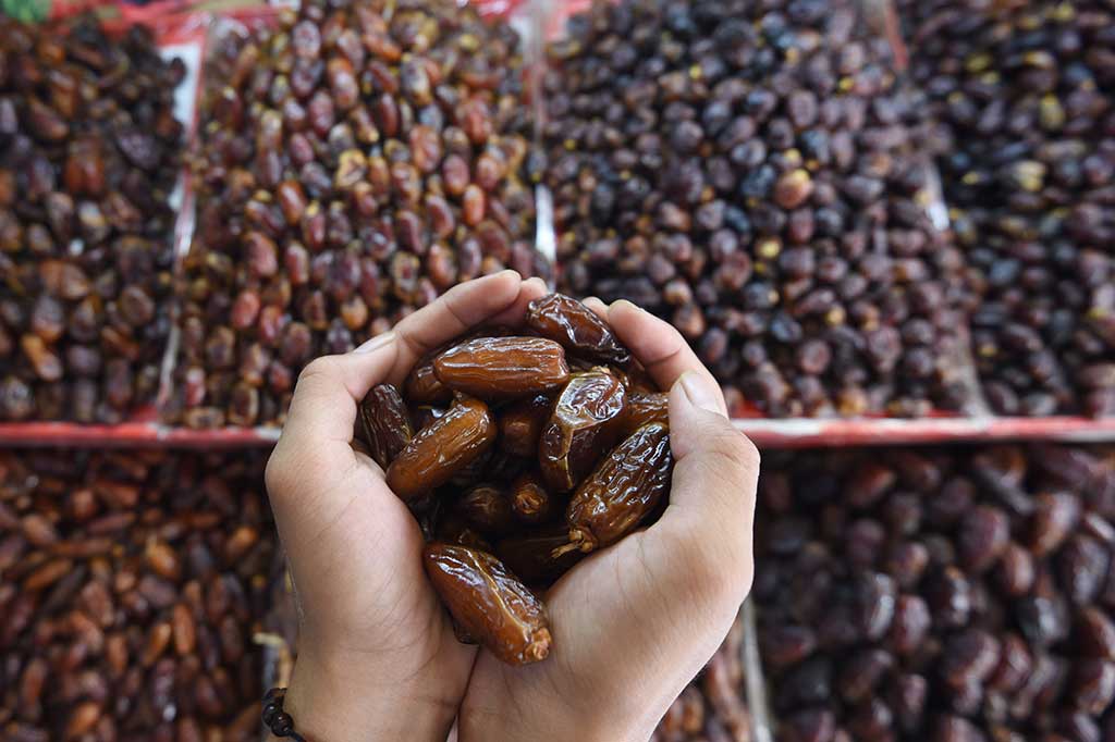 Menurut Kepala BPS Suhariyanto negara pengekspor kurma terbesar ke Indonesia adalah Tunisia. Indonesia juga mengimpor kurma dari Mesir, Uni Emirat Arab, AS, dan juga Iran.