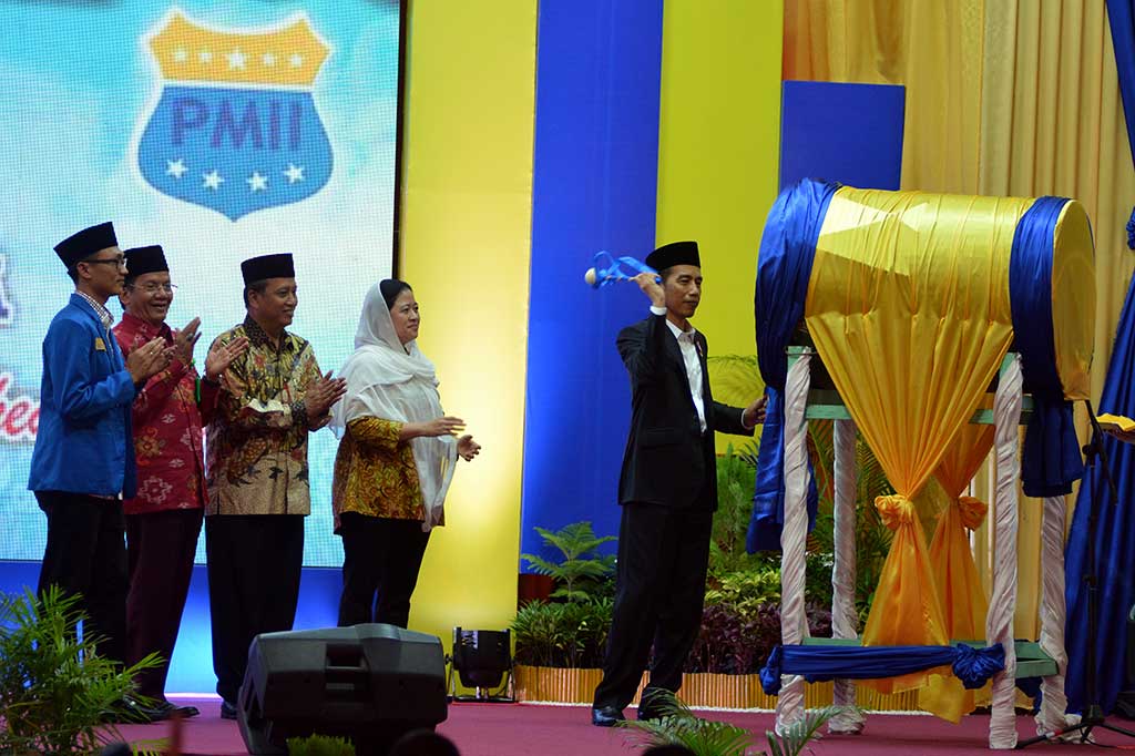 Presiden disaksikan Menteri PMK Puan Mahrani (keempat kiri), Menristek Dikti Muhammad Nasir (ketiga kiri), Gubernur Sulteng Longki Djanggola (kedua kiri) dan Ketua Uumum PB PMII Aminuddin Ma'ruf memukul bedug menandai pembukaan Kongres ke-19 Pergerakan Mahasiswa Islam Indonesia (PMII) di Palu, Sulawesi Tengah, Selasa (16/5/2017).
