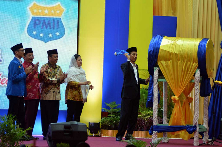 Presiden disaksikan Menteri PMK Puan Mahrani (keempat kiri), Menristek Dikti Muhammad Nasir (ketiga kiri), Gubernur Sulteng Longki Djanggola (kedua kiri) dan Ketua Uumum PB PMII Aminuddin Ma'ruf memukul bedug menandai pembukaan Kongres ke-19 Pergerakan Mahasiswa Islam Indonesia (PMII) di Palu, Sulawesi Tengah, Selasa (16/5/2017).