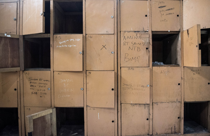 Di pintu-pintu kecil lemari kayu tersebut banyak coretan nama dan daerah asal calon TKI ilegal yang menggunakannya. Di antaranya dari Cirebon dan Bima. 